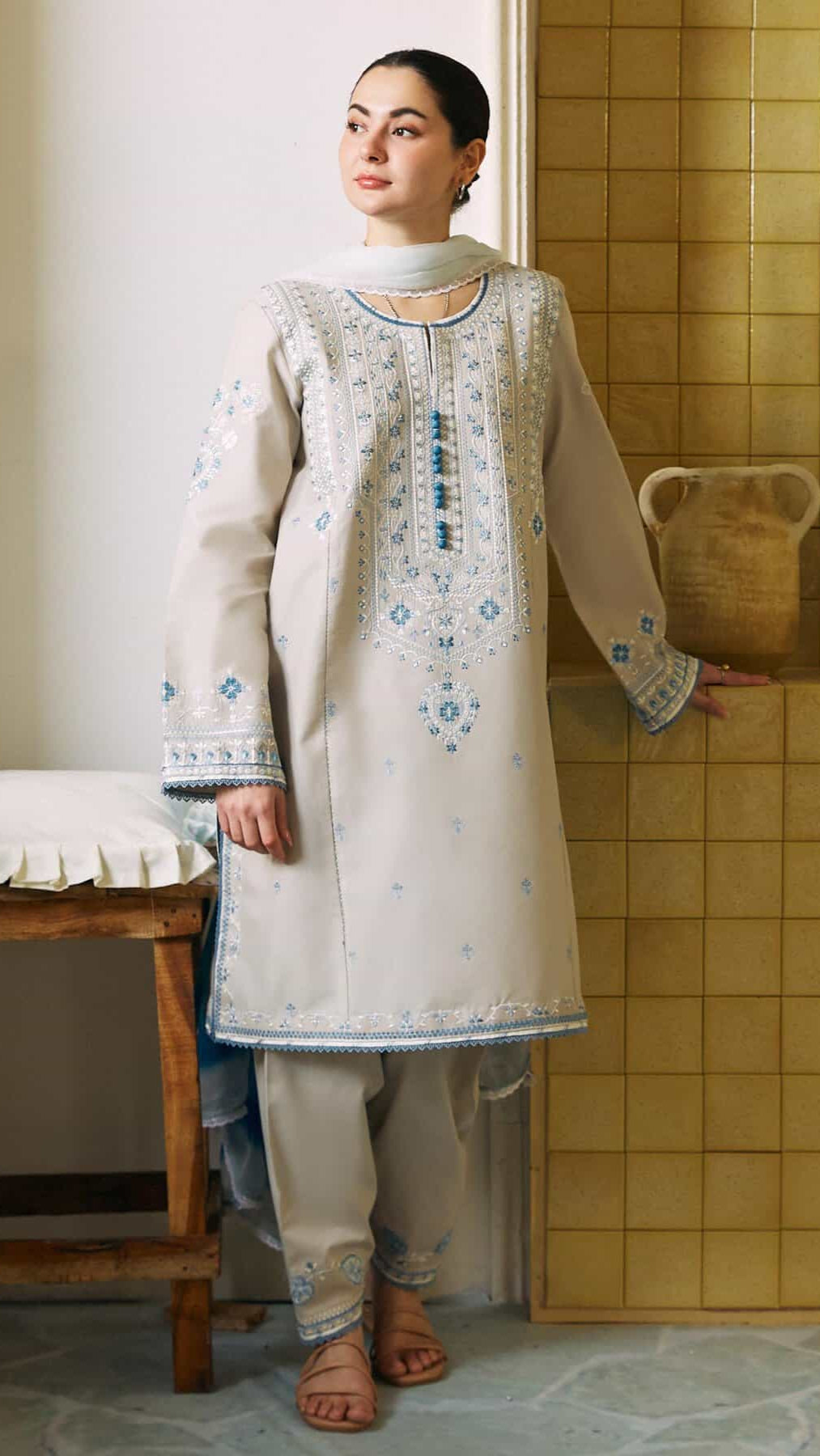 LAWN 3PC EMBROIDERED SHIRT PLAIN TROUSER (D-PATCH ) monar printed DUPATA D-1022