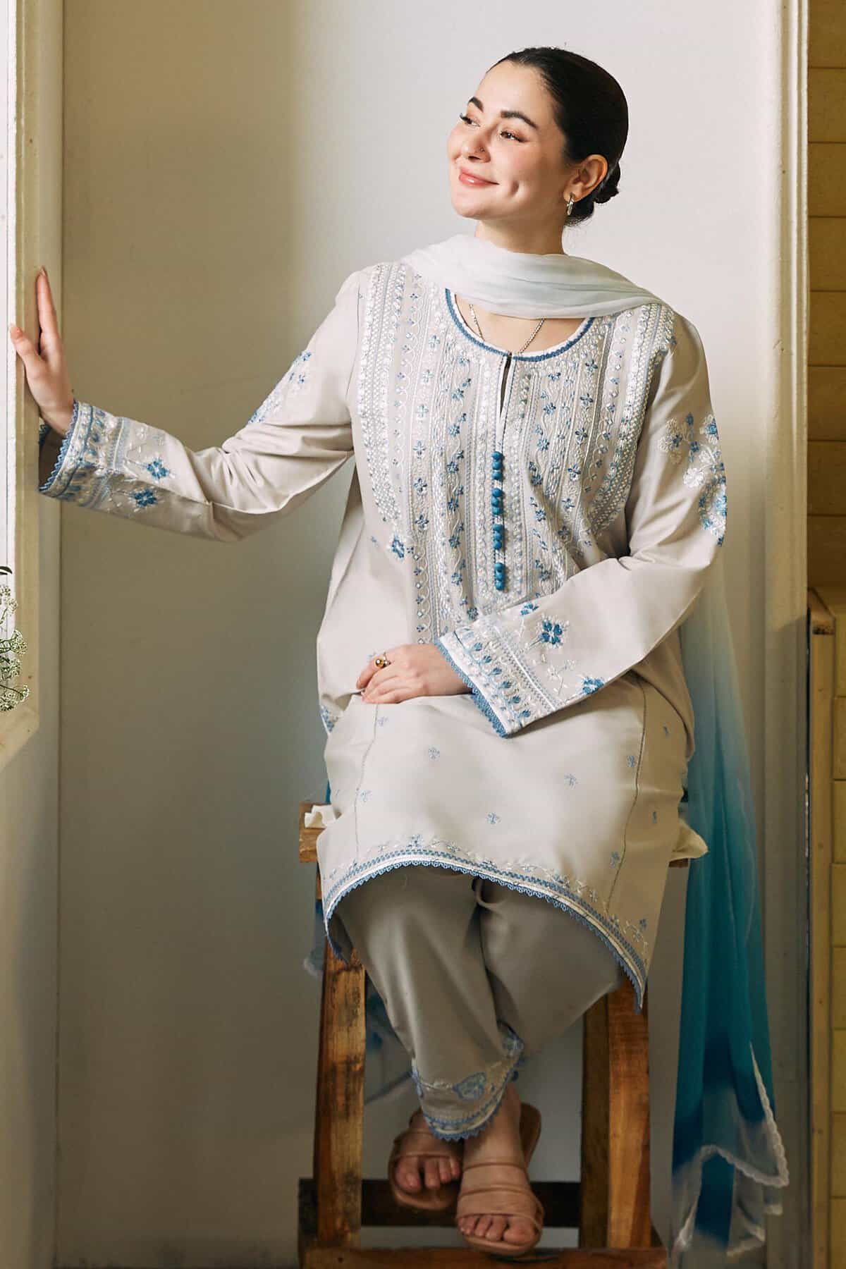 LAWN 3PC EMBROIDERED SHIRT PLAIN TROUSER (D-PATCH ) monar printed DUPATA D-1022