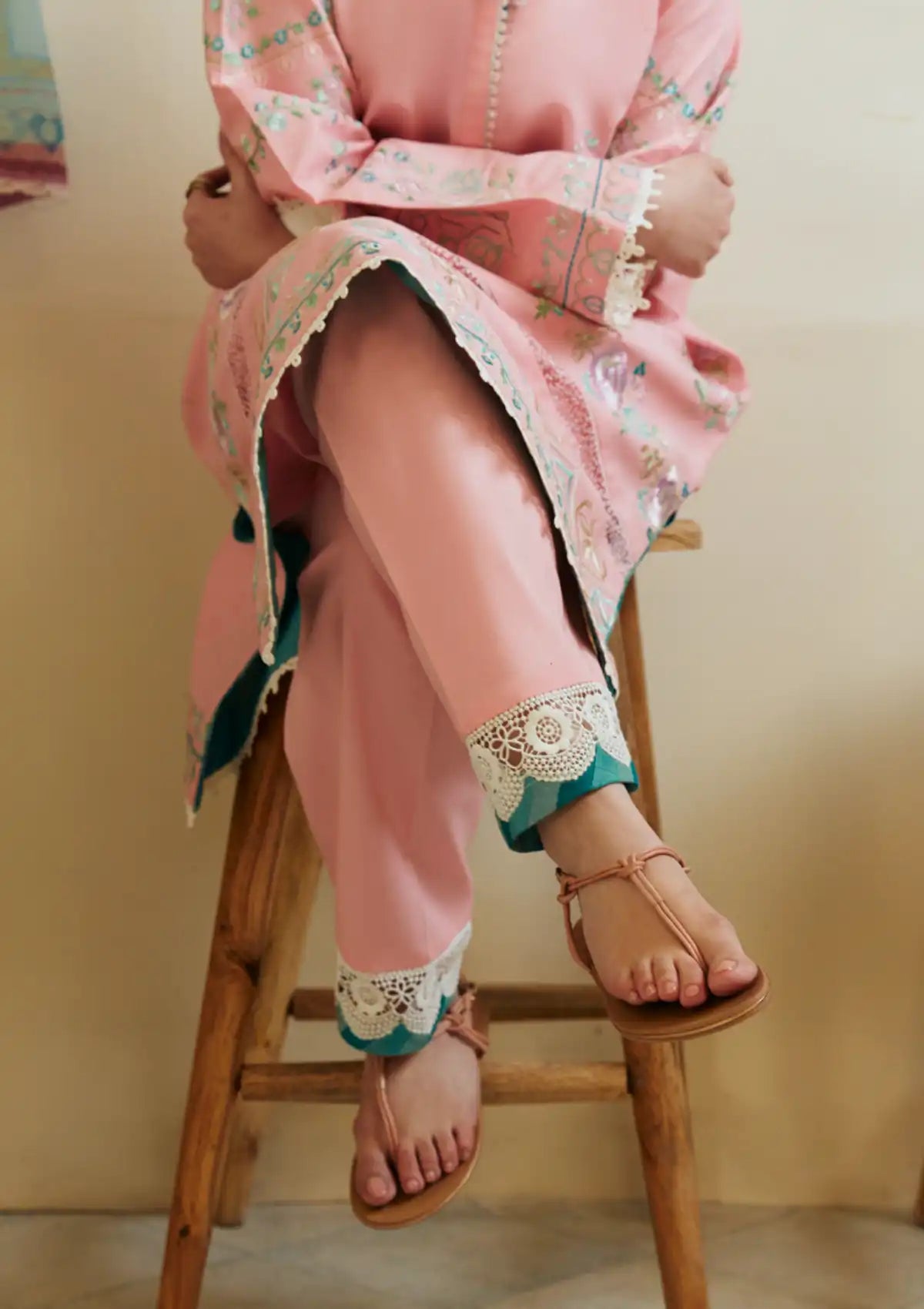 LAWN 3PC EMBROIDERED SHIRT PLAIN TROUSER (D-PATCH ) monar printed DUPATA D-1032